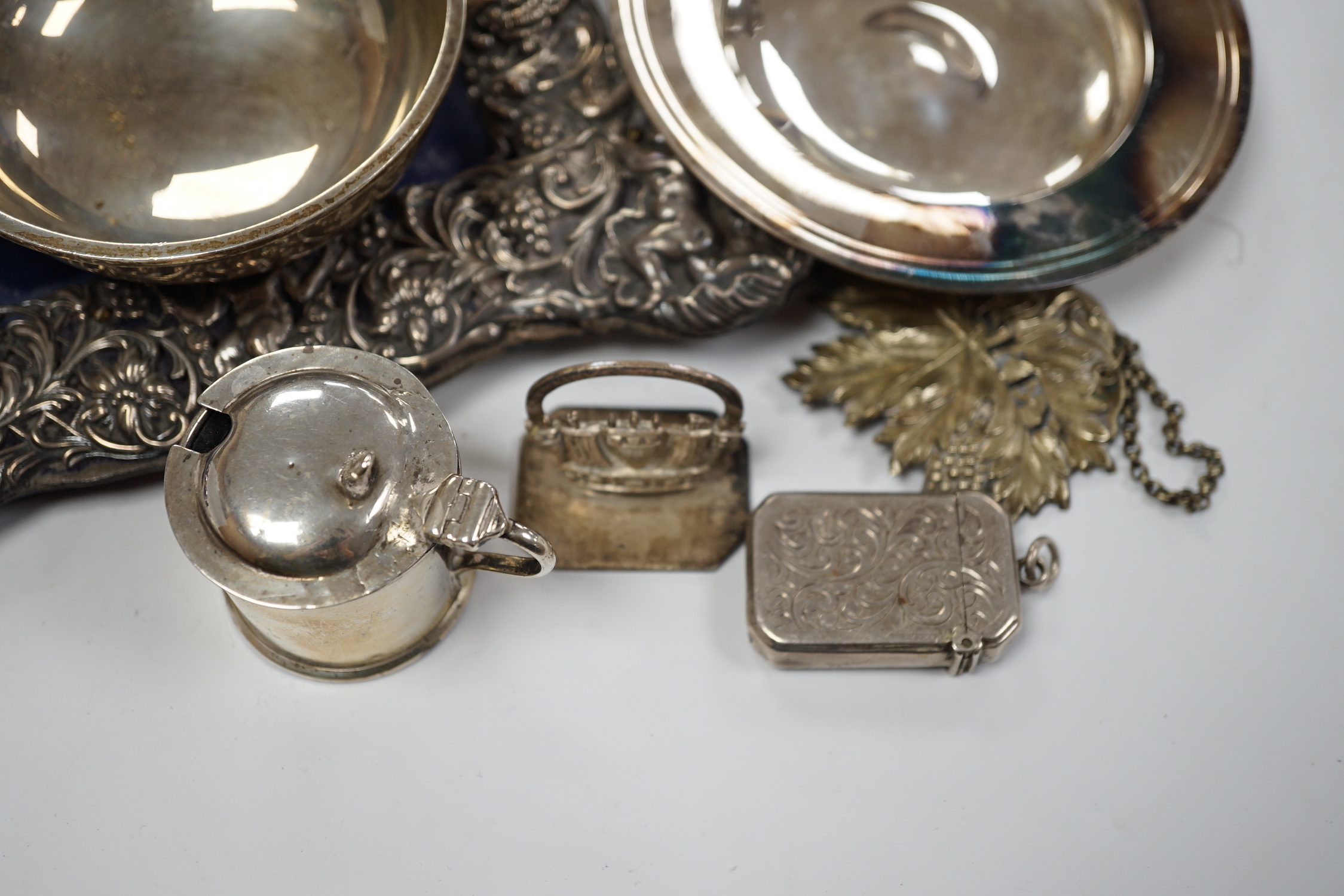 A quantity of silver items including a late Victorian repousse photograph frame, William Comyns, London, 1899, 20cm, three Georgian pepperettes, pair of small Armada dishes, quaich, vest case, menu holder, basting spoons